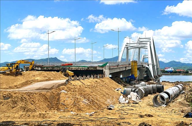 Đường dẫn phía Đông cầu Nhật Lệ 3 đang được tập trung thi công sau khi hoàn thành công tác giải phóng mặt bằng, tháo gỡ các vướng mắc. Ảnh: Nguyên Linh-TTXVN
