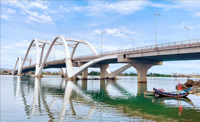 Dự án thành phần 2 - cầu Nhật Lệ 3 và đường hai đầu cầu được khởi công tháng 1/2023, có tổng mức đầu tư 1.300 tỷ đồng, thời gian thực hiện từ năm 2022 đến năm 2026. Ảnh: Nguyên Linh-TTXVN