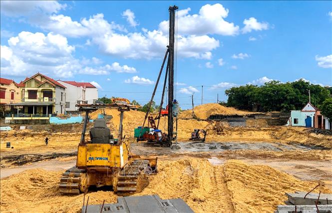 Đường dẫn phía Đông cầu Nhật Lệ 3 đang được tập trung thi công sau khi hoàn thành công tác giải phóng mặt bằng, tháo gỡ các vướng mắc. Ảnh: Nguyên Linh-TTXVN