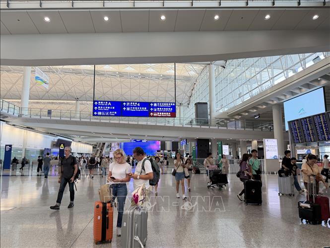Khách du lịch tại Sân bay quốc tế Hong Kong. Ảnh: Lê Anh - PV TTXVN tại Hong Kong, Trung Quốc
