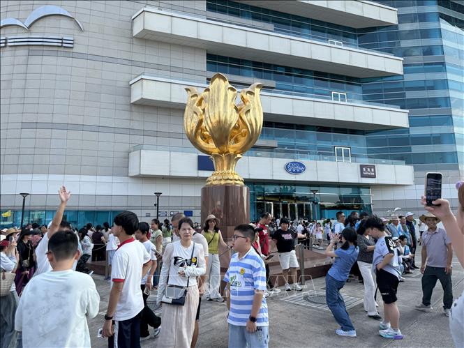 Khách du lịch thăm quan Quảng trường Kim Tử Kinh, Hong Kong. Ảnh: Lê Anh - PV TTXVN tại Hong Kong, Trung Quốc