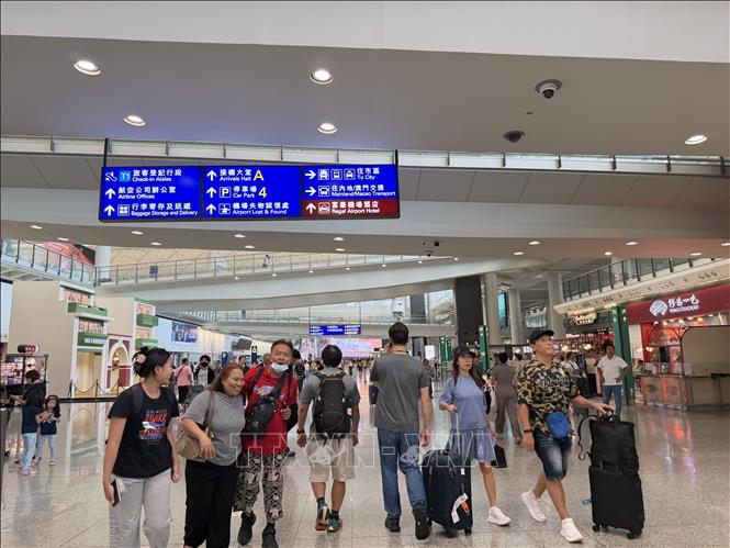 Khách du lịch tại Sân bay quốc tế Hong Kong. Ảnh: Lê Anh - PV TTXVN tại Hong Kong, Trung Quốc