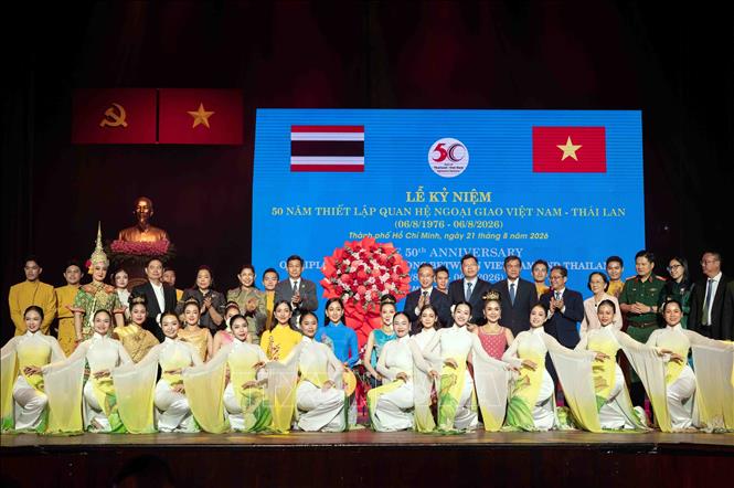 Leaders of Ho Chi Minh city and Thai delegates pose for a group photo with Vietnamese and Thai artists at the event. VNA Photo: Xuân Khu