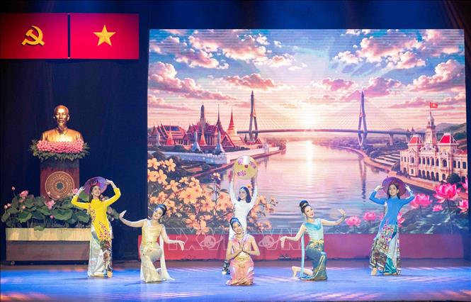 Thai artists wearing traditional costumes and Vietnamese “ao dai” perform at the event. VNA Photo: Xuân Khu