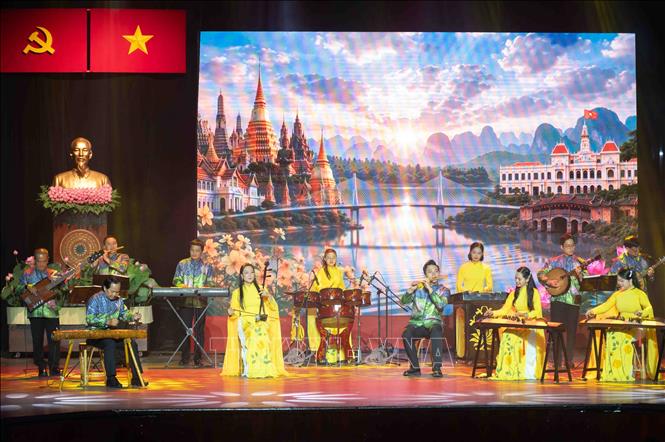 Vietnamese artists perform at the event. VNA Photo: Xuân Khu