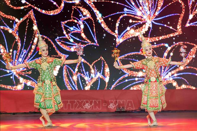 Thai artists perform at the event. VNA Photo: Xuân Khu
