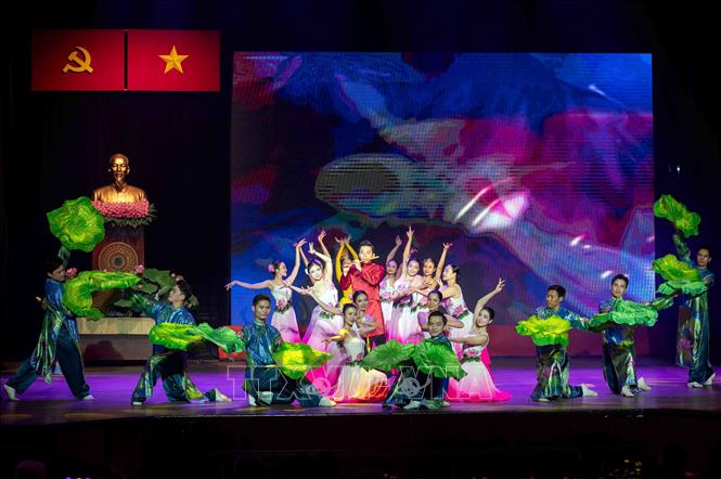 Vietnamese artists perform at the event. VNA Photo: Xuân Khu