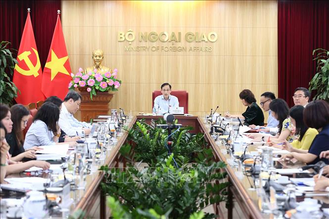 Đồng chí Lê Hoài Trung, Uỷ viên Bộ Chính trị, Bộ trưởng Bộ Ngoại giao chủ trì cuộc họp. Ảnh: An Đăng - TTXVN