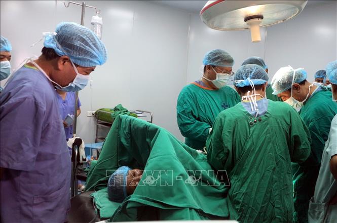 Trong quá trình phẫu thuật thay khớp gối, bệnh nhân vẫn tỉnh táo. Ảnh: Nguyễn Chinh - TTXVN