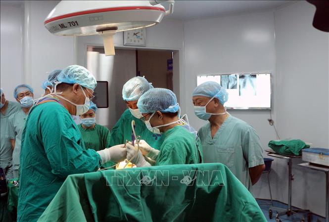 Thay khớp gối toàn phần là phương pháp điều trị hiệu quả đối với các trường hợp thoái hóa khớp gối giai đoạn muộn. Ảnh: Nguyễn Chinh - TTXVN