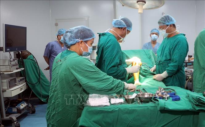Dưới sự hướng dẫn trực tiếp của Bác sỹ chuyên khoa II Đoàn Việt Quân, Trưởng khoa Phẫu thuật Chi dưới, Phó Viện trưởng Viện Chấn thương chỉnh hình, Bệnh viện Hữu nghị Việt Đức, ê-kíp khoa Chấn thương chỉnh hình, Bệnh viện Đa khoa Hà Nam đã thực hiện thành công kỹ thuật thay khớp gối toàn phần cho bệnh nhân. Ảnh: Nguyễn Chinh - TTXVN