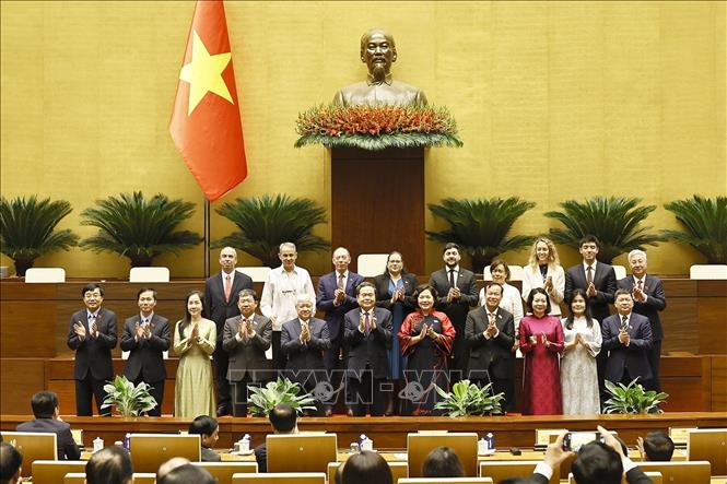 Chủ tịch Quốc hội Trần Thanh Mẫn với đại diện các Tổ chức Nghị sĩ hữu nghị Việt Nam của Quốc hội khóa XVI và đại biểu quốc tế. Ảnh: Doãn Tấn - TTXVN