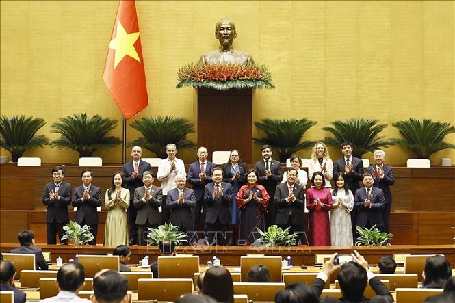 CChủ tịch Quốc hội Trần Thanh Mẫn với đại diện các Tổ chức Nghị sĩ hữu nghị Việt Nam của Quốc hội khóa XVI và đại biểu quốc tế. Ảnh: Doãn Tấn - TTXVN