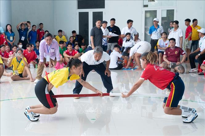 Các VĐV thi đấu ở nội dung đẩy gậy tại Đại hội Thể dục thể tha tỉnh An Giang lần thứ nhất năm 2026. Ảnh: Công Mạo-TTXVN