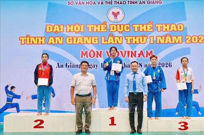Ban tổ chức trao giải cho các vận động viên đạt thành tích xuất sắc ở môn Vovinam tại Đại hội Thể dục thể tha tỉnh An Giang lần thứ nhất năm 2026. Ảnh: Công Mạo-TTXVN