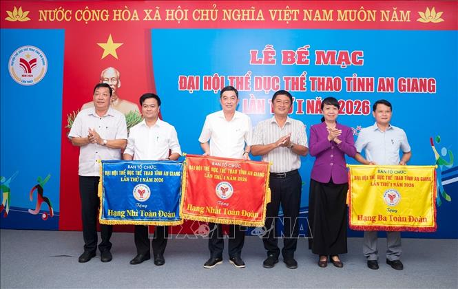 Ban tổ chức trao tặng cờ toàn đoàn cho các cụm đạt thành tích xuất sắc tại Đại hội Thể dục thể thao tỉnh An Giang lần thứ I năm 2026. Ảnh: Công Mạo-TTXVN