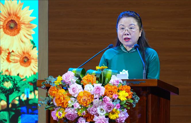 Giám đốc Sở Giáo dục và Đào tạo tỉnh Điện Biên Hoàng Thị Tuyết Ban phát biểu tại hội nghị. Ảnh: Phan Quân - TTXVN