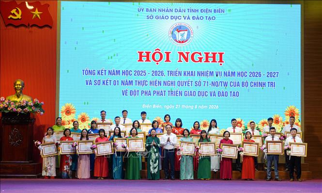 Thừa ủy quyền của Chính phủ, lãnh đạo tỉnh Điện Biên trao tặng Bằng khen của Thủ tướng Chính phủ cho 30 cá nhân có nhiều thành tích xuất sắc trong năm học 2025-2026. Ảnh: Phan Quân - TTXVN