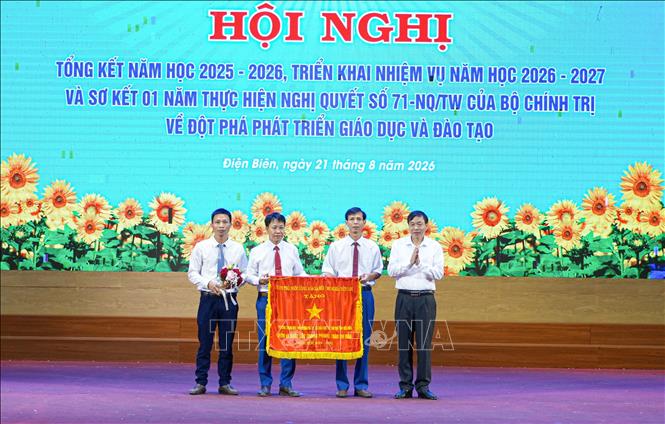 Thừa ủy quyền của Chính phủ, Chủ tịch UBND tỉnh Điện Biên Lê Văn Lương trao tặng cờ thi đua cho Trường THPT Nà Hỳ, đơn vị xuất sắc trong phong trào thi đua. Ảnh: Phan Quân - TTXVN