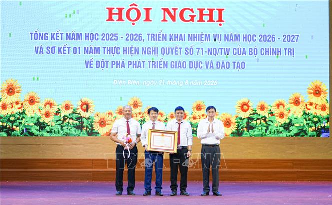 Thừa ủy quyền của Chính phủ, Chủ tịch UBND tỉnh Điện Biên Lê Văn Lương trao tặng Bằng khen của Thủ tướng Chính phủ cho tập thể có nhiều thành tích xuất sắc trong năm học 2025-2026. Ảnh: Phan Quân - TTXVN