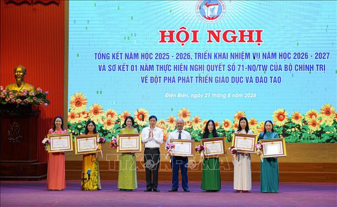 Thừa ủy quyền của Chủ tịch nước, Chủ tịch UBND tỉnh Điện Biên Lê Văn Lương trao tặng Huân Chương lao động hạng Ba cho 7 cá nhân đã có thành tích xuất sắc trong công tác, góp phần vào sự nghiệp xây dựng chủ nghĩa xã hội và bảo vệ Tổ quốc. Ảnh: Phan Quân - TTXVN