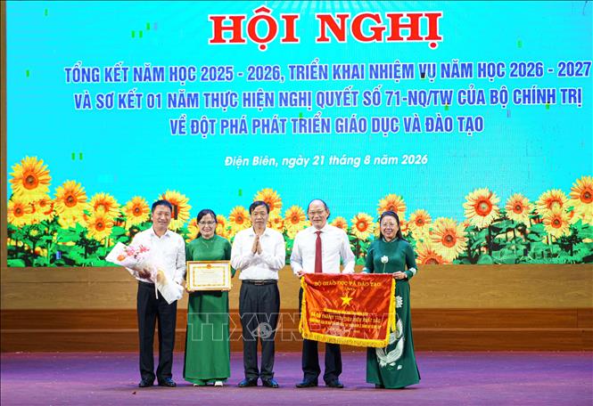 Thừa ủy quyền của Bộ Giáo dục và Đào tạo, Chủ tịch UBND tỉnh Điện Biên Lê Văn Lương trao tặng Cờ thi đua cho Sở Giáo dục và Đào tạo tỉnh Điện Biên vì đã có thành tích tiêu biểu xuất sắc dẫn đầu phong trào thi đua 
