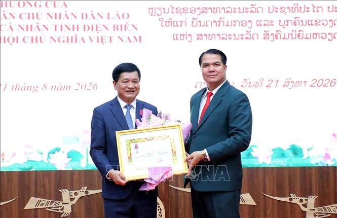 Thiếu tướng Pén Khăm Bụt Chăn Pheng, Ủy viên Ban Chấp hành Trung ương Đảng, Bí thư Tỉnh ủy, Chủ tịch HĐND tỉnh Bo Kẹo trao tặng Huân chương Tự do (Itxala) hạng Ba cho đồng chí Lê Thành Đô. Ảnh: Trung Kiên - TTXVN