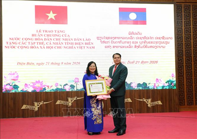 Đồng chí Pén Khăm Bụt Chăn Pheng, Thiếu tướng, Ủy viên Ban Chấp hành Trung ương Đảng, Bí thư Tỉnh ủy, Chủ tịch HĐND tỉnh Bo Kẹo trao tặng Huân chương Tự do (Itxala) hạng Ba cho Đồng chí Giàng Thị Hoa. Ảnh: Trung Kiên - TTXVN