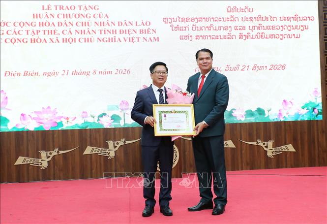 Thiếu tướng Pén Khăm Bụt Chăn Pheng, Ủy viên Ban Chấp hành Trung ương Đảng, Bí thư Tỉnh ủy, Chủ tịch HĐND tỉnh Bo Kẹo trao tặng Huân chương Tự do (Itxala) hạng Ba cho đồng chí Phạm Đức Toàn. Ảnh: Trung Kiên - TTXVN