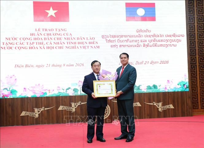 Thiếu tướng Pén Khăm Bụt Chăn Pheng, Ủy viên Ban Chấp hành Trung ương Đảng, Bí thư Tỉnh ủy, Chủ tịch HĐND tỉnh Bo Kẹo trao tặng Huân chương Tự do (Itxala) hạng Ba cho đồng chí Vừ A Bằng. Ảnh: Trung Kiên - TTXVN