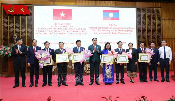 Các đồng chí lãnh đạo tỉnh Điện Biên và tỉnh Bo Kẹo chúc mừng các đồng chí được trao Huân chương Tự do (Itxala) hạng Ba của Nhà nước Lào. Ảnh: Trung Kiên - TTXVN