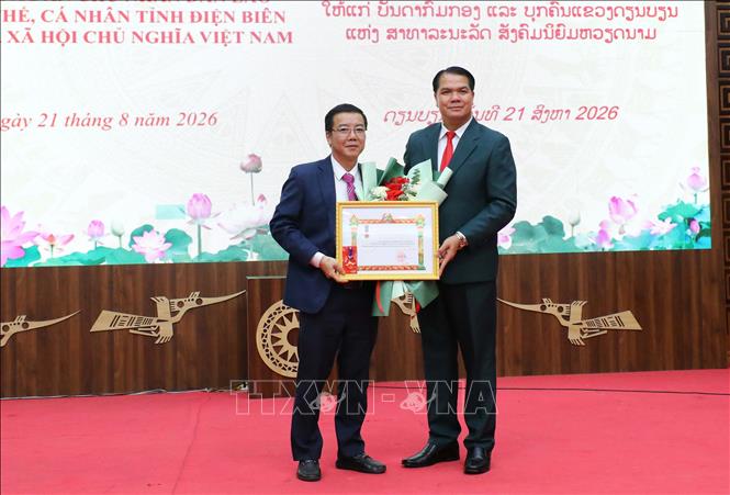 Thiếu tướng Pén Khăm Bụt Chăn Pheng, Ủy viên Ban Chấp hành Trung ương Đảng, Bí thư Tỉnh ủy, Chủ tịch HĐND tỉnh Bo Kẹo trao tặng Huân chương Lao động hạng Ba cho đại diện Văn phòng Tỉnh ủy Điện Biên. Ảnh: Trung Kiên - TTXVN