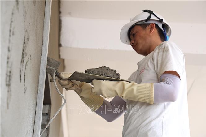 Thợ xây có tay nghề cao đang ngày càng khan hiếm tại Hà Tĩnh. Ảnh: Hoàng Ngà - TTXVN
