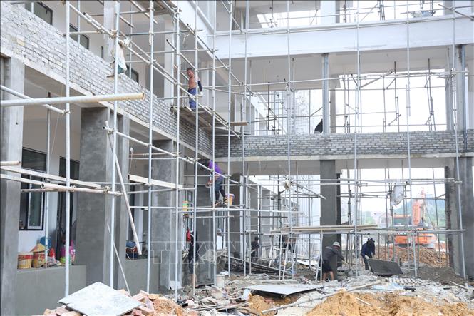 Thị trường lao động xây dựng tại Hà Tĩnh rơi vào tình trạng mất cân đối cung - cầu gay gắt khiến nhiều nhà thầu phải tăng chi phí để đảm bảo tiến độ công trình. Ảnh: Hoàng Ngà - TTXVN