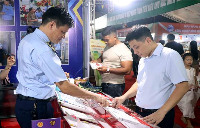 Gian hàng của Sở Công thương Hà Tĩnh giới thiệu hàng giả, hàng thật để người tiêu dùng tìm hiểu. Ảnh: Công Tường-TTXVN 