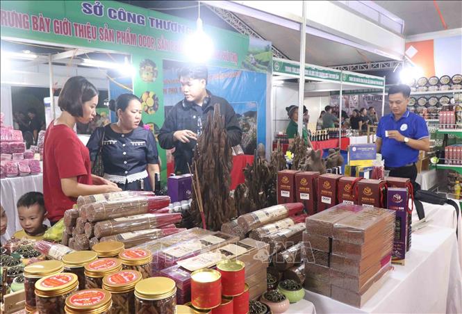 Rất đông người tham quan, mua sắm tại Hội chợ. Ảnh: Công Tường-TTXVN 