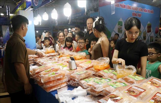 Rất đông người dân tham quan, mua sắm tại Hội chợ. Ảnh: Công Tường-TTXVN 