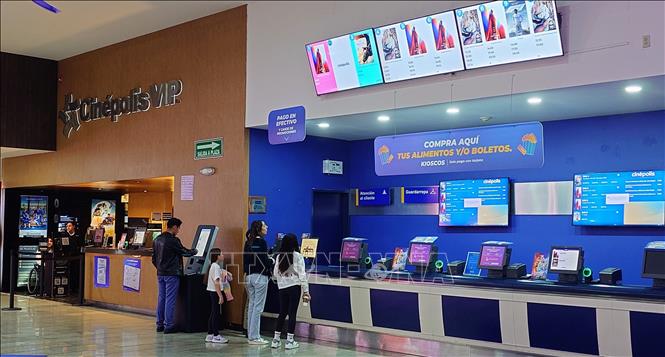 Chuỗi rạp chiếu phim Cinepolis hiện đang mở rộng việc ứng dụng AI trong tất cả các khâu vận hành bao gồm việc đặt mà mua vé. Ảnh: Phi Hùng - PV TTXVN tại Mexico