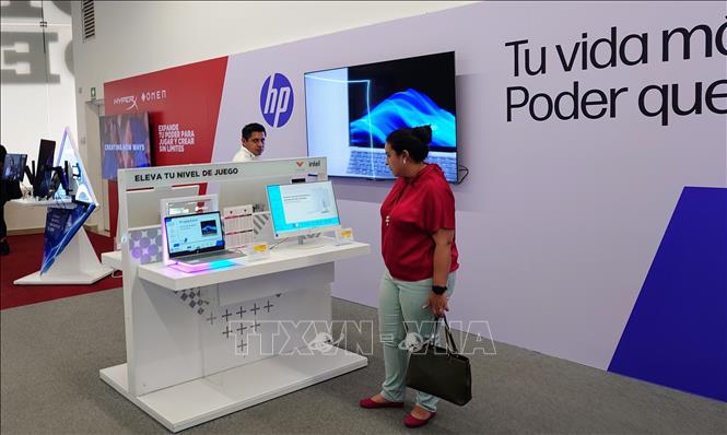 Tập đoàn HP Mexico giới thiệu các sản phẩm tích hợp AI trong một triển lãm công nghệ thông tin tại thủ đô Mexico City. Ảnh: Phi Hùng - PV TTXVN tại Mexico