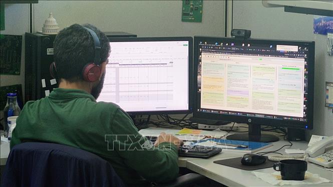 Một kỹ sư đang vận hành công nghệ AI tác nhân trong một doanh nghiệp logistics tại thành phố Zapopan, bang miền Trung Jalisco, Mexico.Ảnh: Phi Hùng - PV TTXVN tại Mexico