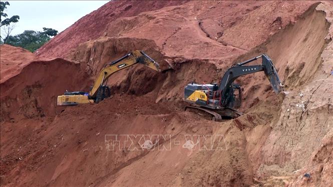 Lực lượng cứu hộ triển khai công tác cứu nạn tại khu vực mỏ bị sập ở làng Zamboye, Cộng hòa Trung Phi ngày 19/8/2026. Ảnh: THX/TTXVN phát