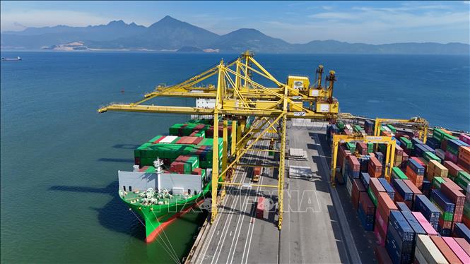 Maintaining stable shipping routes is considered a key factor in enhancing the international connectivity of the Da Nang port system. VNA Photo: Xuân Quý