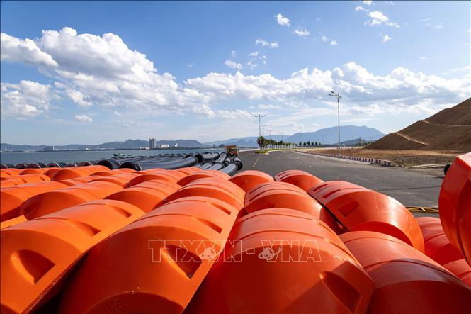 Internal roads within the Lien Chieu Port area are taking shape, connecting functional zones and facilitating the future flow of vehicles and cargo. VNA Photo: Xuân Quý