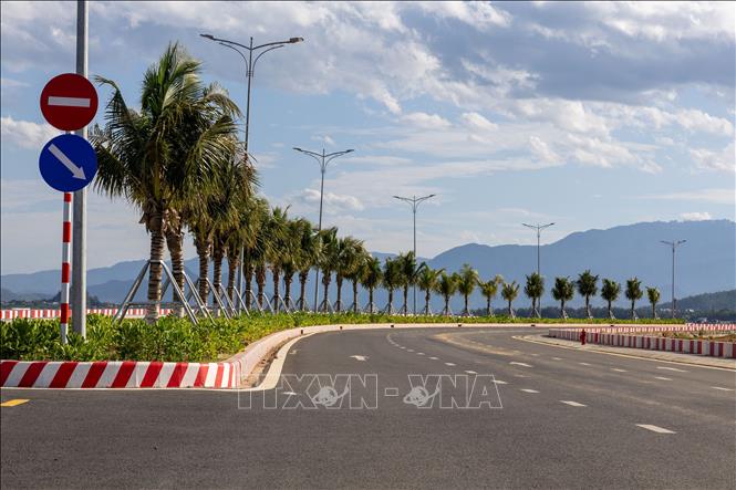 Internal roads within the Lien Chieu Port area are taking shape, connecting functional zones and facilitating the future flow of vehicles and cargo. VNA Photo: Xuân Quý