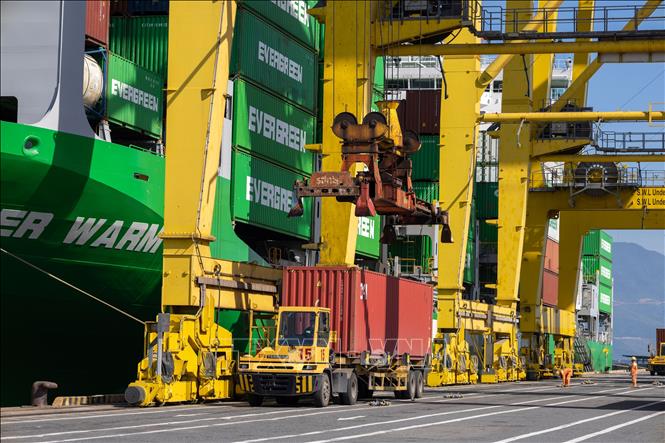 From the operational Tien Sa Port to the emerging Lien Chieu Port, Da Nang is gradually expanding its seaport development footprint, aiming to enhance connectivity and attract cargo from the entire Central and Central Highlands regions. VNA Photo: Xuân Quý