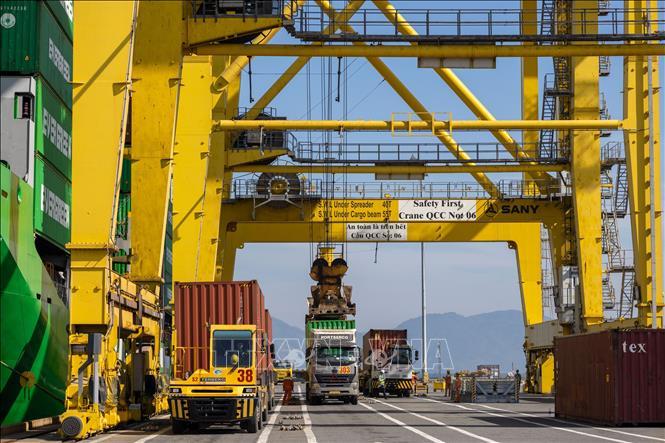 Containers are gathered at Tien Sa Port to facilitate import-export activities, representing a portion of the cargo flow moving through Da Nang prior to the commissioning of Lien Chieu Port. VNA Photo: Xuân Quý