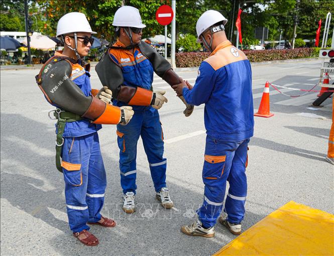 Đội sửa chữa hotline, Công ty Điện lực Điện Biên được triển khai để bảo dưỡng, vệ sinh, đấu nối thiết bị trực tiếp trên lưới điện. Ảnh: Phan Quân - TTXVN