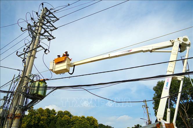 Đội sửa chữa hotline, Công ty Điện lực Điện Biên bảo dưỡng, vệ sinh, đấu nối thiết bị trực tiếp trên lưới điện. Ảnh: Phan Quân - TTXVN