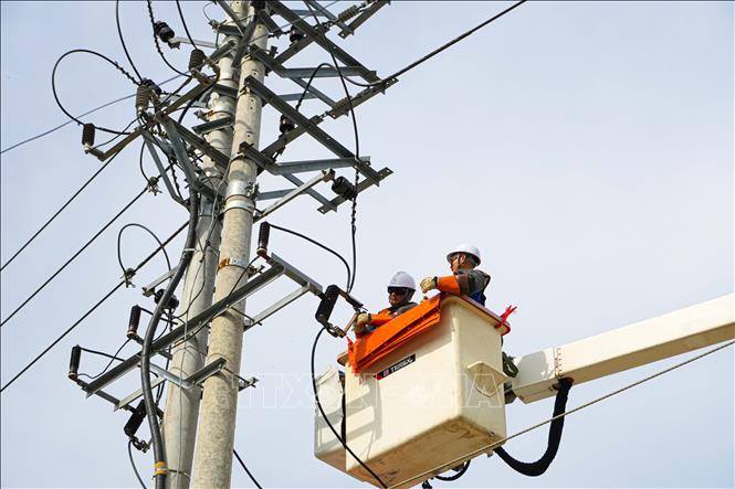 Đội sửa chữa hotline, Công ty Điện lực Điện Biên bảo dưỡng, vệ sinh, đấu nối thiết bị trực tiếp trên lưới điện. Ảnh: Phan Quân - TTXVN