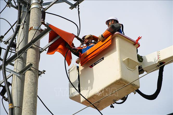 Đội sửa chữa hotline, Công ty Điện lực Điện Biên sửa chữa, bảo dưỡng, vệ sinh, đấu nối thiết bị trực tiếp trên lưới điện. Ảnh: Phan Quân - TTXVN